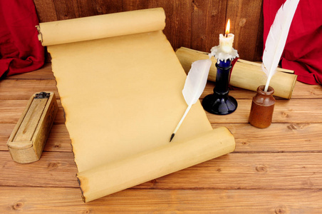 个羽毛笔的老纸卷轴相似素材图片