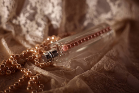 女性香水瓶与珍珠图片