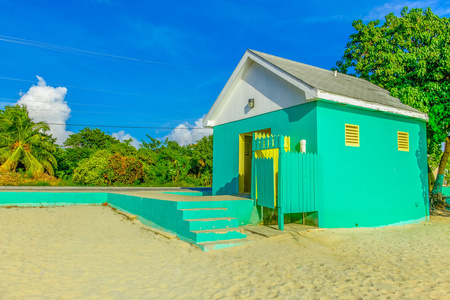 大开曼岛鬣蜥加勒比大开曼群岛西湾海滩的绿色公共厕所建筑照片