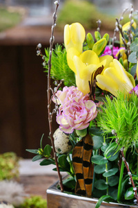 用黄色小苍兰鲜花和粉红色 ca 复活节花卉装饰