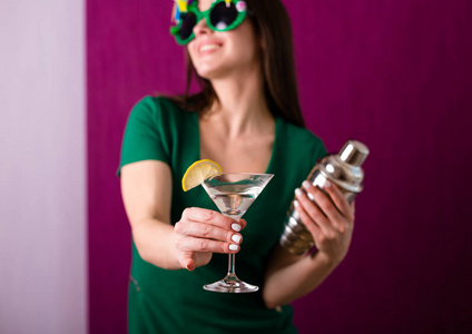 戴着派对眼镜的女人庆祝 St. 帕特里克节