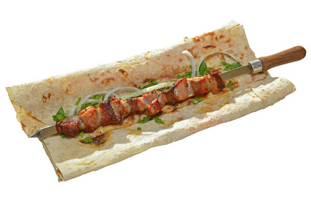 在白色的背景下, 在亚美尼亚 lavash 皮塔面包 上的猪肉烤肉串配有洋葱和欧芹片