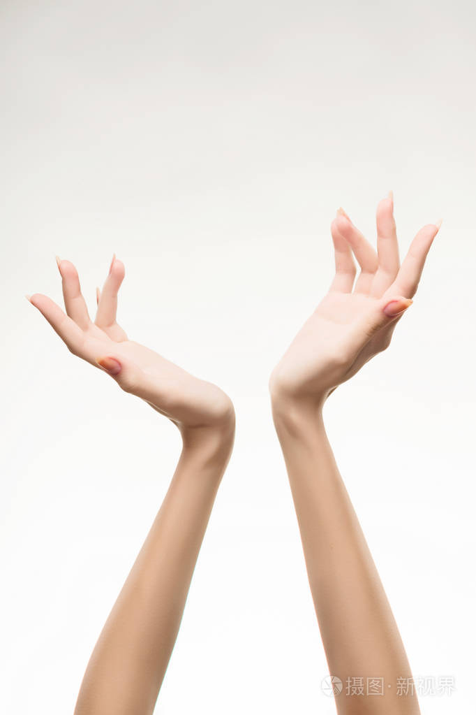 美丽的女人的手指甲轻粉红色指甲