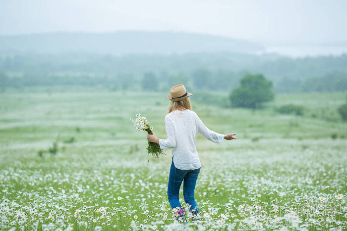 美丽的金发女郎女人在绿色的田野上 花洋甘菊穿牛仔裤帽白衬衫下雨天在5月春天 乡村风光照片 正版商用图片 摄图新视界 美丽的金发女郎女人在绿色的田野上 花洋甘菊穿牛仔裤帽白衬衫下雨天在5月春天 乡村风光照片 正版商用图片 摄图新视界