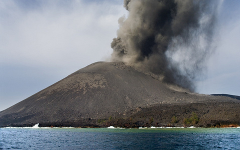 火山爆发。 阿纳克克拉卡托