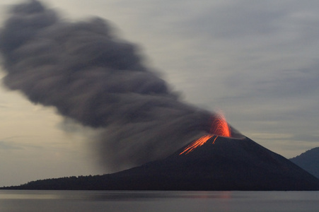 夜间火山爆发