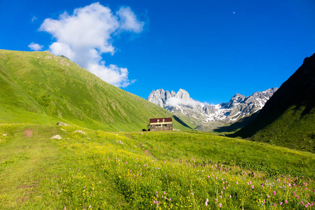 Chauchi 美丽的山谷中的山地营地