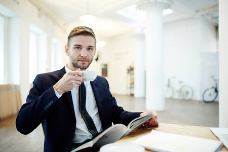 Businesman 杯茶在办公室休息