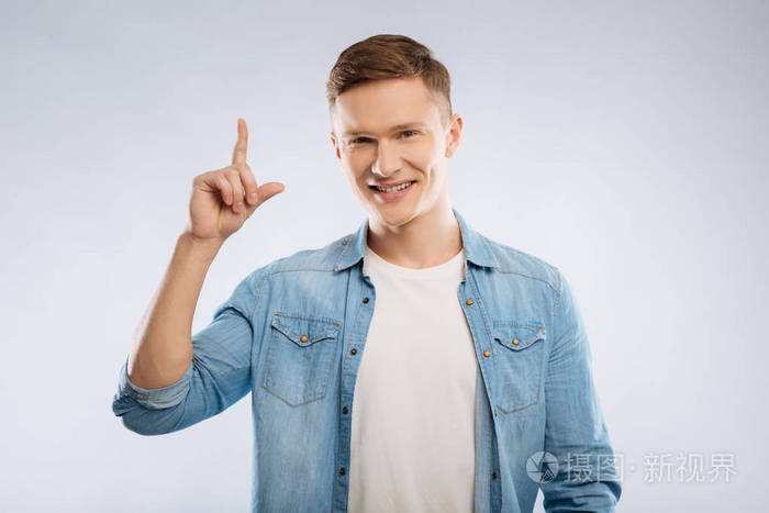 积极高兴的人有想法