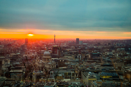 从摩天大楼的伦敦城市美丽的华丽日落日出景色