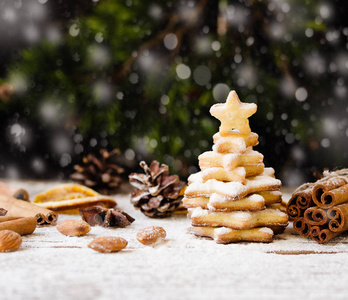 小圣诞树上的姜饼饼干，选择性焦点