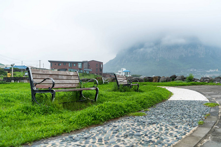 空板凳带海背景