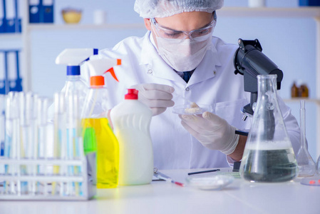 在实验室，测试新清洗解决方案洗涤剂的男人
