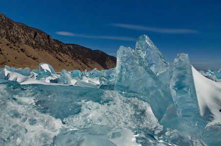 俄罗斯。令人惊叹的是贝加尔湖冰的透明度, 因为冬天缺乏雪和严寒