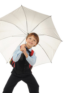 带着雨伞的小学生。