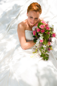 新娘抱着花束坐着