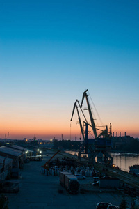 内河港口用起重机的夜景图片