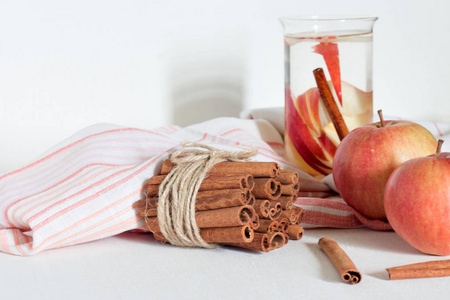 秋季主题排毒水与苹果, 肉桂在一个梅森罐子。在质朴的白色木背景的场面