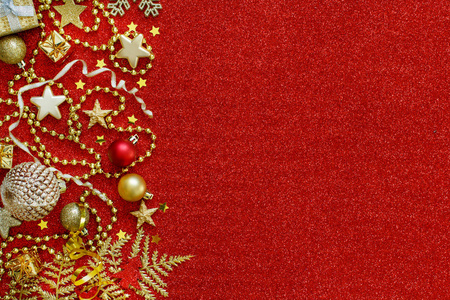 金色和红色圣诞装饰品