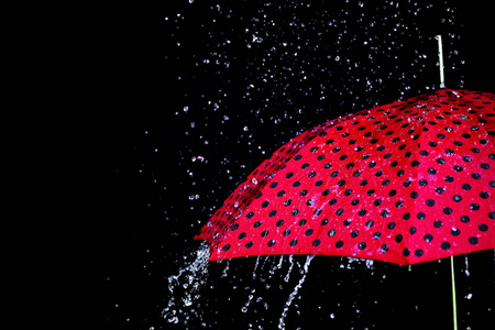 孤立的雨下降伞