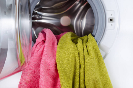 彩色毛巾在开放洗机特写