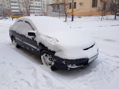 暴风雪中的汽车