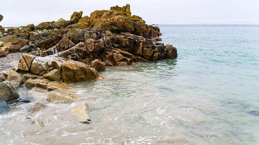 高弗湾的岩石海岸线