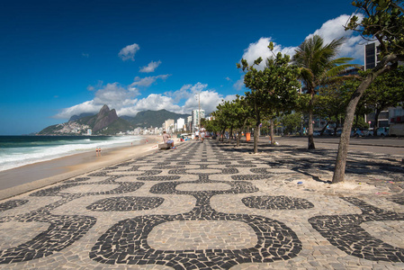 巴西里约热内卢依帕内玛海滩著名的马赛克人行道