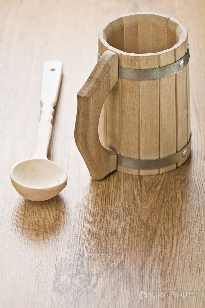 木制勺子和杯子