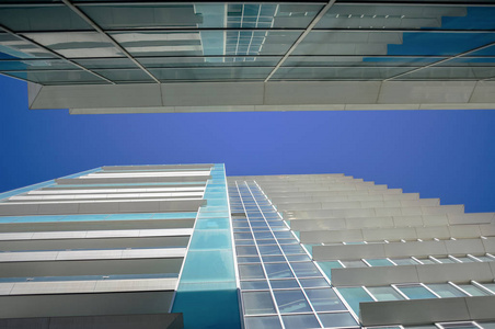 摩天大楼在蓝蓝的天空