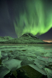 在挪威北部结冰的湖面北极光
