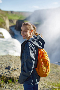 性格开朗的女人走路和在冰岛的自然构成