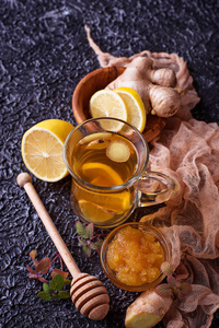 姜柠檬薄荷和蜂蜜的热茶