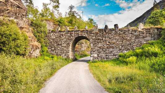 挪威山旧道路景观