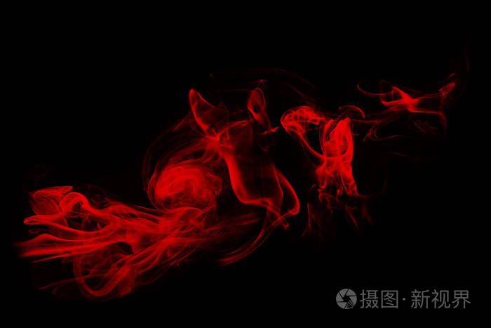 红烟在黑色背景下,黑暗概念