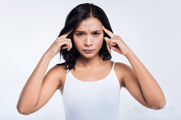 黑头发的年轻女子,手指向寺庙