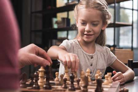 学龄前孩子下棋