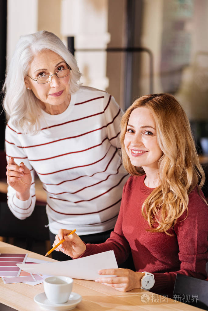 友好细心的设计师在项目工作时看起来很忙