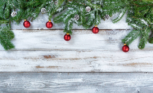 白雪皑皑的圣诞冷杉树枝与传统的松树锥