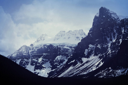 在加拿大的落基山脉风景如画山景