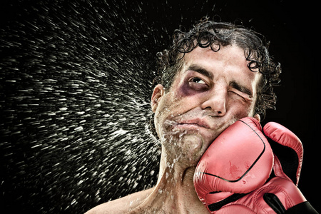 愚蠢的拳击手在黑色的脸上打了一拳. 滑稽的概念肖像