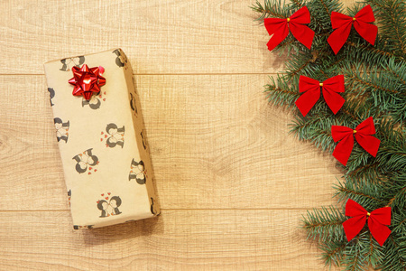 新的一年圣诞节礼物在包装, 树与红色弓在木背景模板