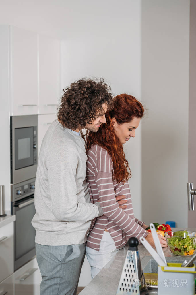 在厨房里拥抱女朋友的男朋友