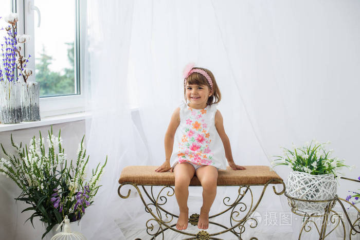 一个漂亮的微笑的小女婴的肖像在家里照片-正版商用图片0280l4-摄图新