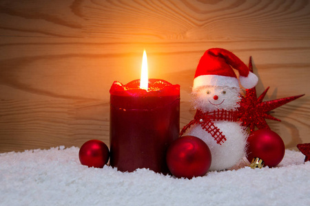 出现蜡烛和雪人与圣诞节装饰品隔绝