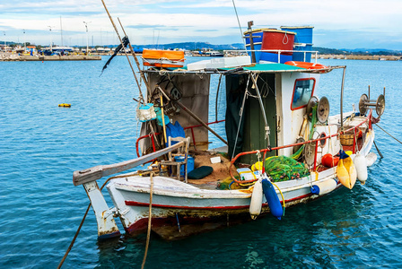 小传统渔船, 漂浮在地中海海