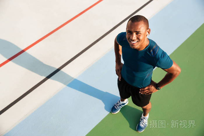 顶视图的一个微笑的肌肉黑人美国人的肖像