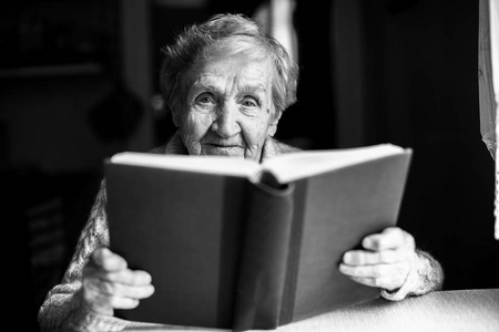 老年妇女读一个嘘声