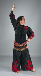 穿着阿拉伯传统服装跳舞的男人