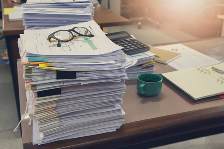 商业和金融概念的办公室工作,未完成的文件在办公室桌上,商务纸叠堆